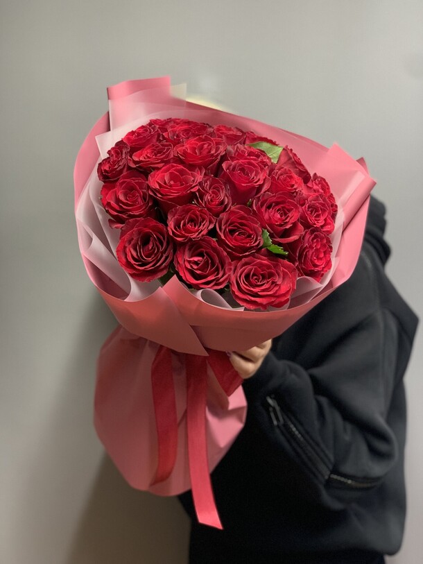 Букет из 25 красных роз, артикул F35245 - 8000 рублей, доставка по городу. Flawery - доставка цветов