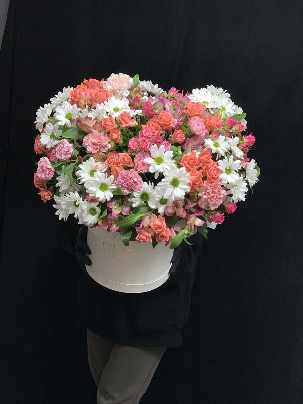 Шляпная коробка розовая, артикул F35247 - 11000 рублей, доставка по городу. Flawery - доставка цветов