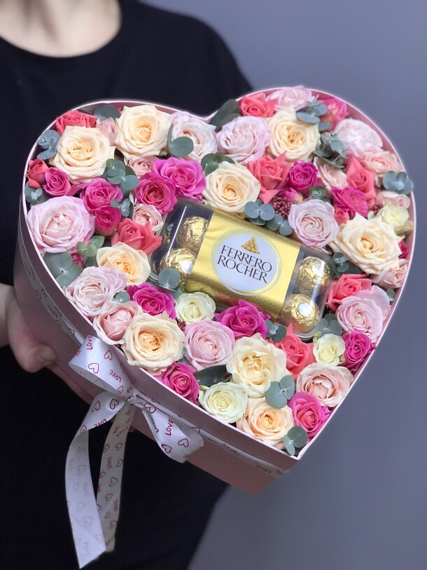 Коробка с цветами и конфетами, артикул F35260 - 9000 рублей, доставка по городу. Flawery - доставка цветов