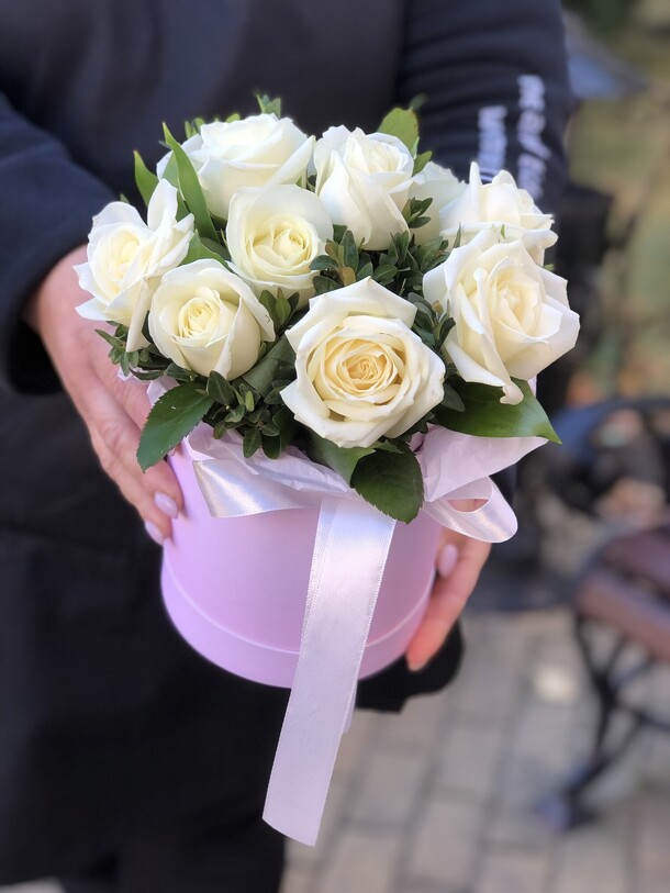 Шляпная коробка с белыми розами, артикул F35261 - 4000 рублей, доставка по городу. Flawery - доставка цветов