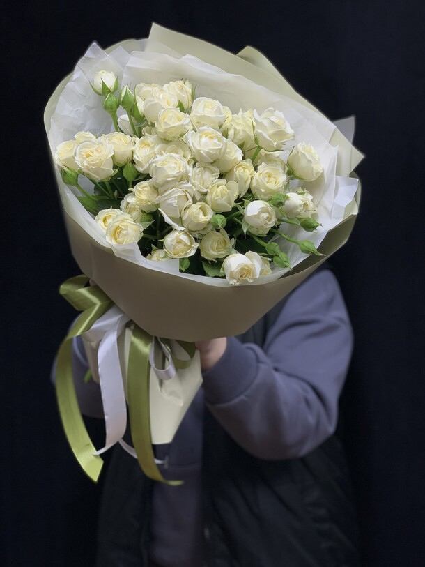 Букет из белых кустовых роз, артикул F35266 - 5990 рублей, доставка по городу. Flawery - доставка цветов