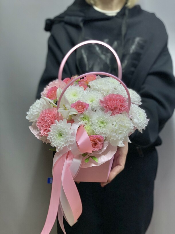 Коробка с цветами «колибри», артикул F35274 - 3590 рублей, доставка по городу. Flawery - доставка цветов