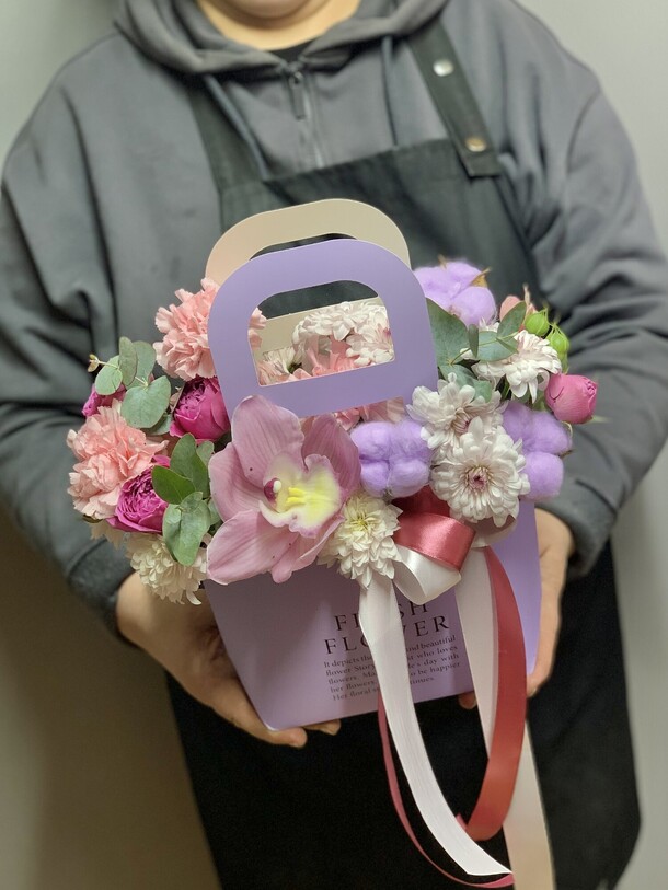 Коробка с цветами «облачный атлас», артикул F35275 - 4000 рублей, доставка по городу. Flawery - доставка цветов