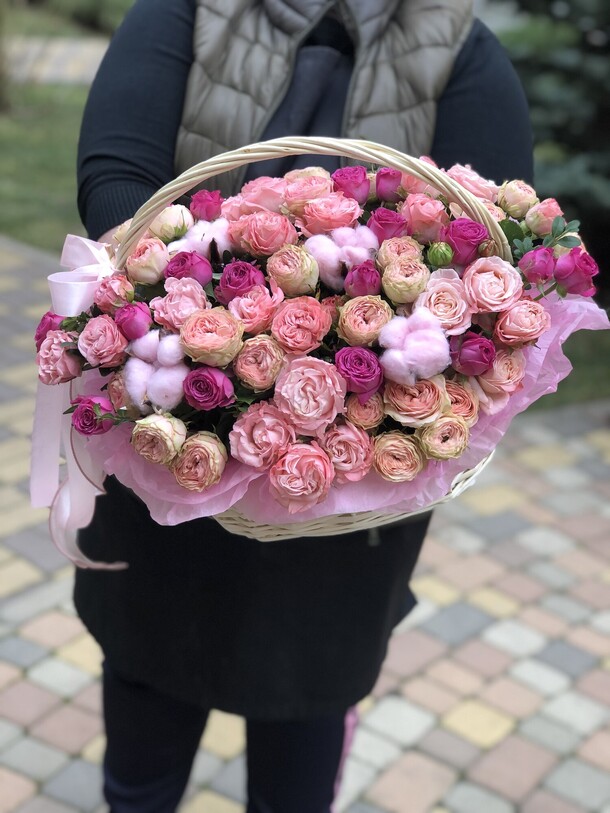 Корзина с кустовыми розами, артикул F35276 - 20000 рублей, доставка по городу. Flawery - доставка цветов