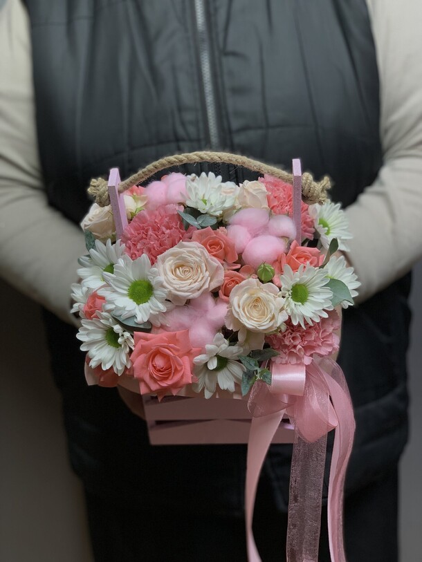 Ящик с цветами «розали», артикул F35289 - 3990 рублей, доставка по городу. Flawery - доставка цветов