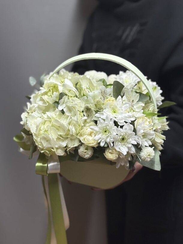 Светлый праздник, артикул F35292 - 3990 рублей, доставка по городу. Flawery - доставка цветов