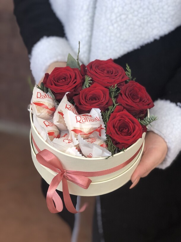 Презент, артикул F35293 - 4000 рублей, доставка по городу. Flawery - доставка цветов