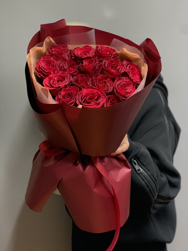 Букет из 15 красных роз, артикул F35297 - 4590 рублей, доставка по городу. Flawery - доставка цветов
