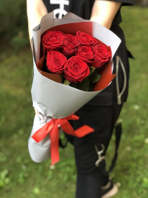 Букет из 7 красных роз в упаковке крафт, артикул F35298 - 2990 рублей, доставка по городу. Flawery - доставка цветов