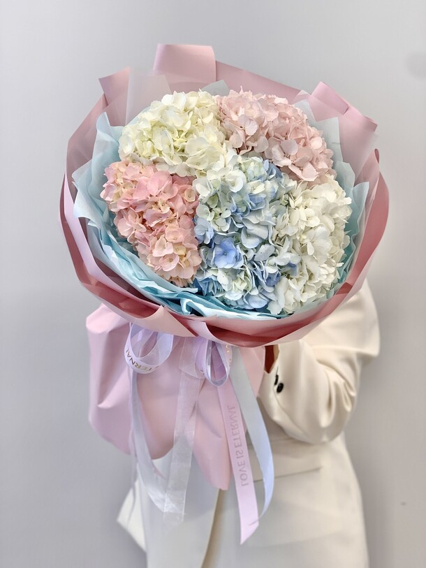 Букет из 5 гортензий микс, артикул F35300 - 8000 рублей, доставка по городу. Flawery - доставка цветов