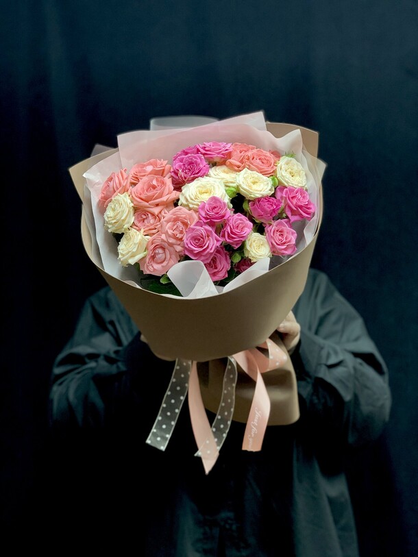 Букет кустовых роз, артикул F35303 - 4000 рублей, доставка по городу. Flawery - доставка цветов