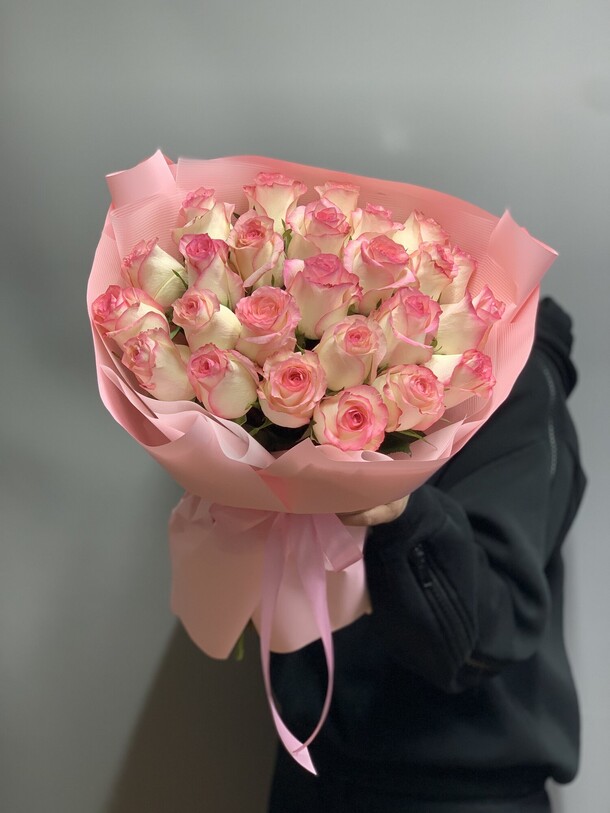 Букет из 25 роз джумилия, артикул F36569 - 6500 рублей, доставка по городу. Flawery - доставка цветов