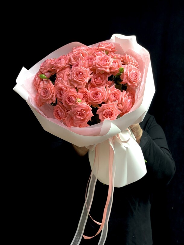 Букет кустовых коралловых роз, артикул F36570 - 3590 рублей, доставка по городу. Flawery - доставка цветов