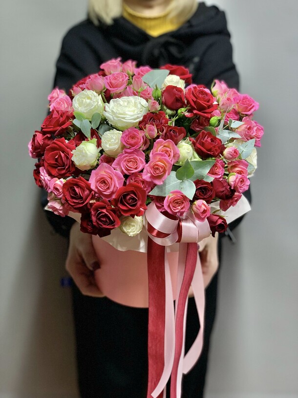 Цилиндр с кустовыми розами, артикул F36601 - 10000 рублей, доставка по городу. Flawery - доставка цветов