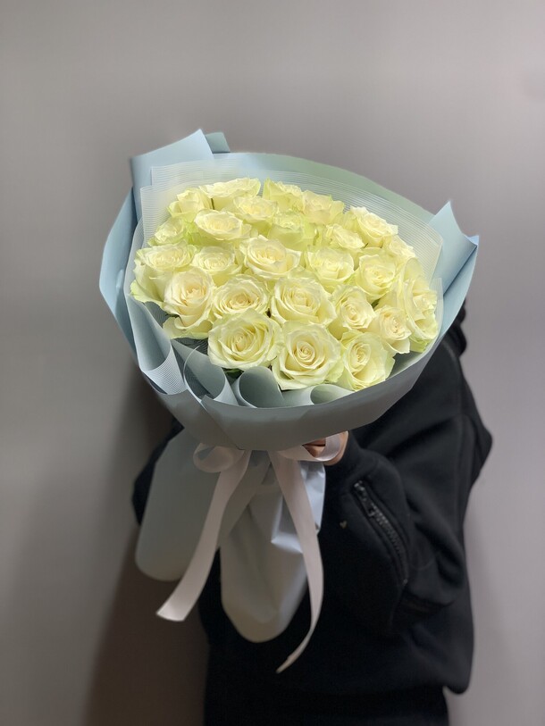 Букет из 25 белых роз, артикул F36967 - 6000 рублей, доставка по городу. Flawery - доставка цветов