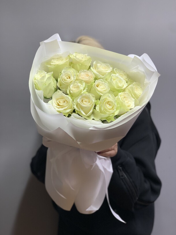Букет из 15 белых роз, артикул F37093 - 4500 рублей, доставка по городу. Flawery - доставка цветов