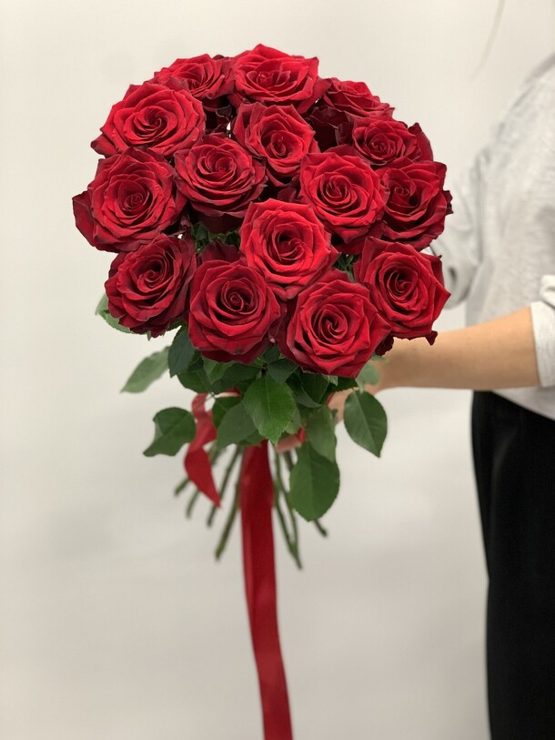 15 импортных крупных высоких  роз, артикул F37101 - 8000 рублей, доставка по городу. Flawery - доставка цветов