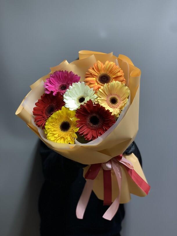 Букет 7 гербер, артикул F37463 - 3500 рублей, доставка по городу. Flawery - доставка цветов