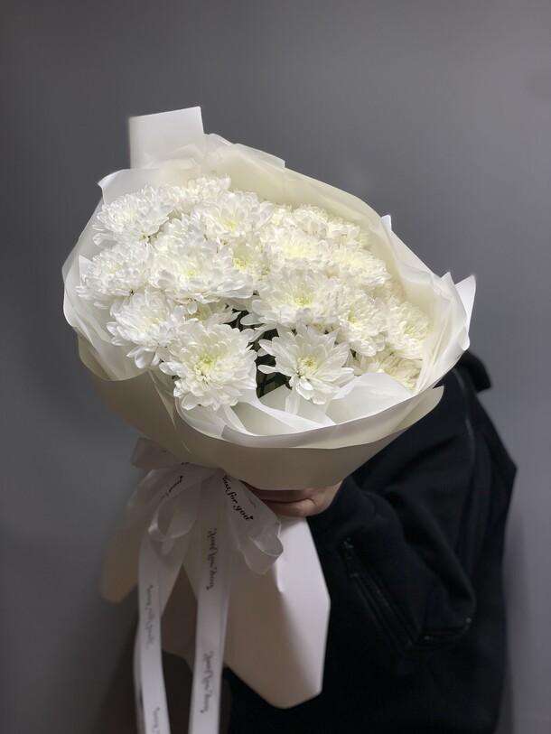 Букет белый из хризантем, артикул F37774 - 4355 рублей, доставка по городу. Flawery - доставка цветов