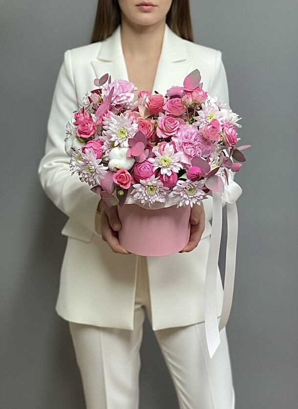 Коробка с цветами, артикул F37775 - 4990 рублей, доставка по городу. Flawery - доставка цветов