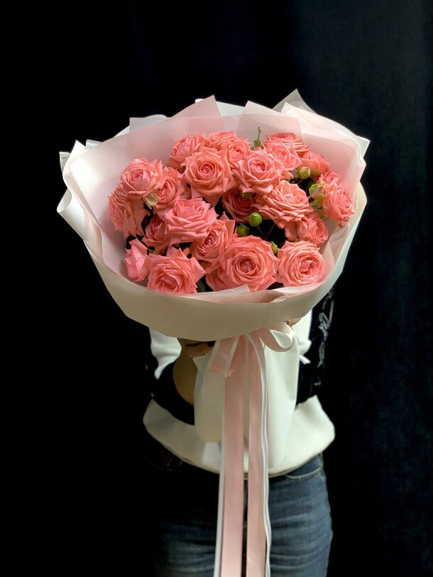 Букет из кустовых роз, артикул F38164 - 3500 рублей, доставка по городу. Flawery - доставка цветов