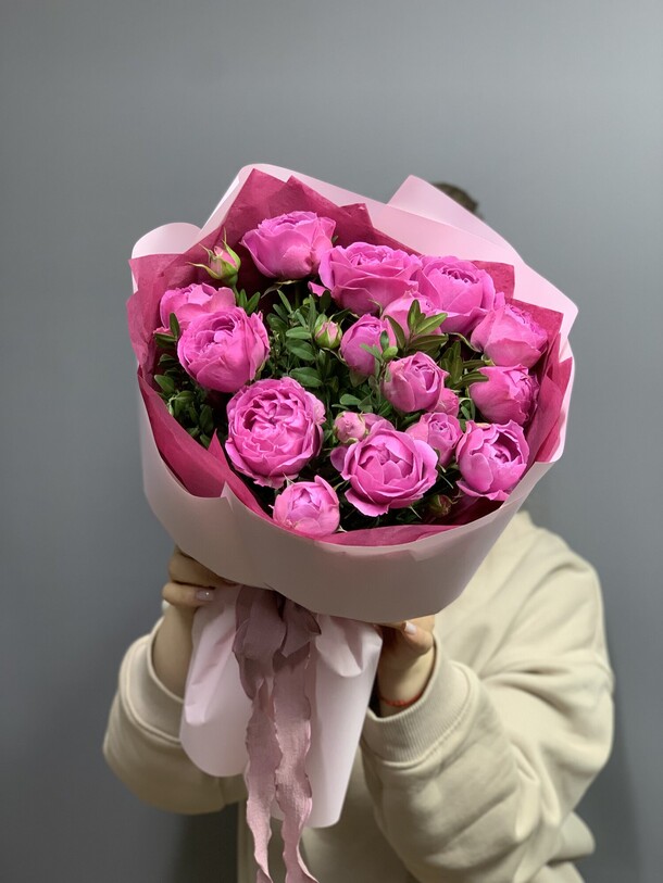 Букет кустовых пионов роз «мисти баблс», артикул F38633 - 4000 рублей, доставка по городу. Flawery - доставка цветов