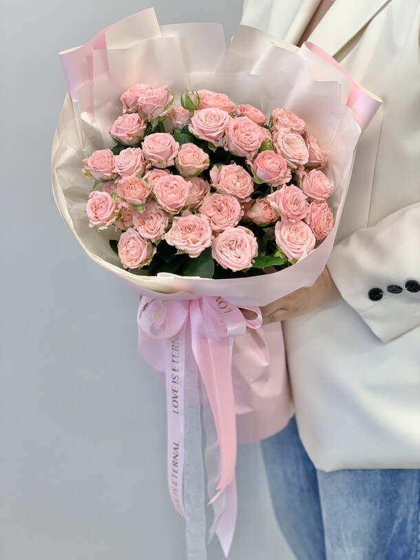 Букет кустовых розовых роз, артикул F40172 - 8000 рублей, доставка по городу. Flawery - доставка цветов