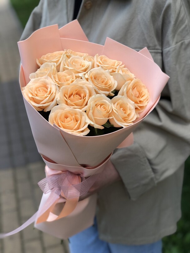 Букет из 15 персиковых роз, артикул F41854 - 3990 рублей, доставка по городу. Flawery - доставка цветов