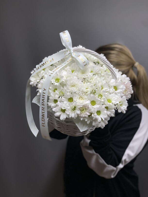 Корзинка с ромашками, артикул F41922 - 5990 рублей, доставка по городу. Flawery - доставка цветов