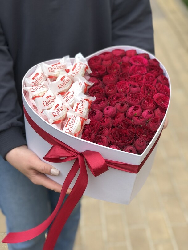 Сердце с конфетами и розами, артикул F42526 - 8000 рублей, доставка по городу. Flawery - доставка цветов