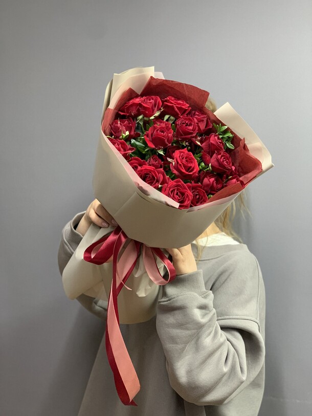 Букет красных кустовых роз, артикул F44528 - 3500 рублей, доставка по городу. Flawery - доставка цветов