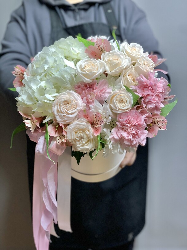 Коробка с цветами, артикул F44760 - 5500 рублей, доставка по городу. Flawery - доставка цветов