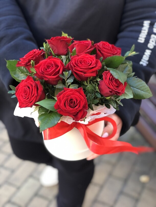 Коробка с красными розами, артикул F47718 - 4590 рублей, доставка по городу. Flawery - доставка цветов