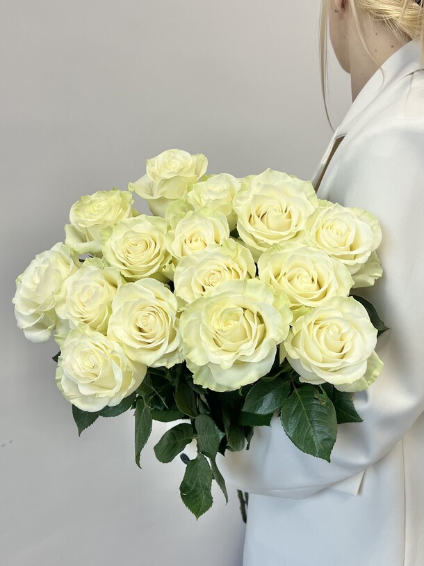 15 белых крупных высоких роз, артикул F52026 - 8000 рублей, доставка по городу. Flawery - доставка цветов