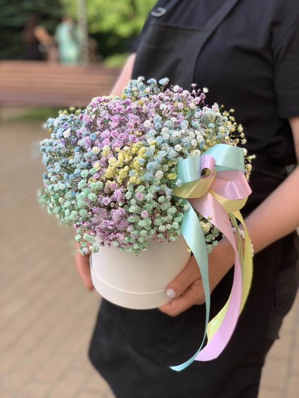 Коробка с радужной гипсофилой, артикул F87572 - 3900 рублей, доставка по городу. Flawery - доставка цветов