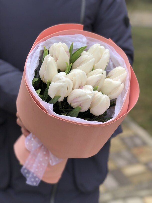 Букет из белых тюльпанов, артикул F89761 - 2990 рублей, доставка по городу. Flawery - доставка цветов