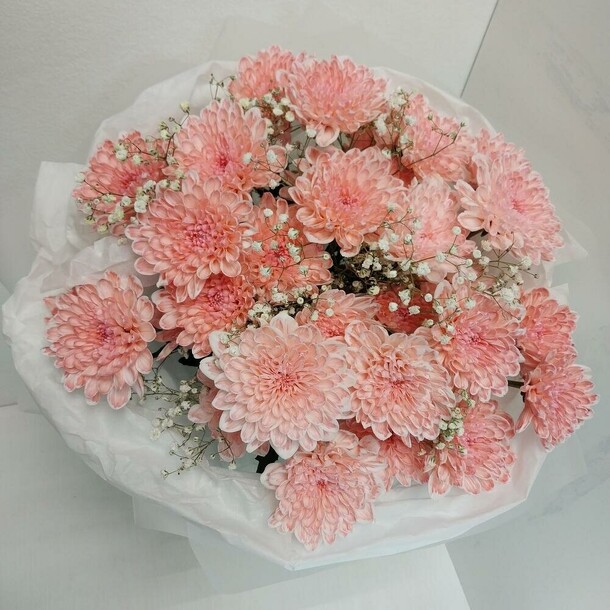 Букет из 5 кустовых хризантем и гипсофилы, артикул F105128 - 3600 рублей, доставка по городу. Flawery - доставка цветов