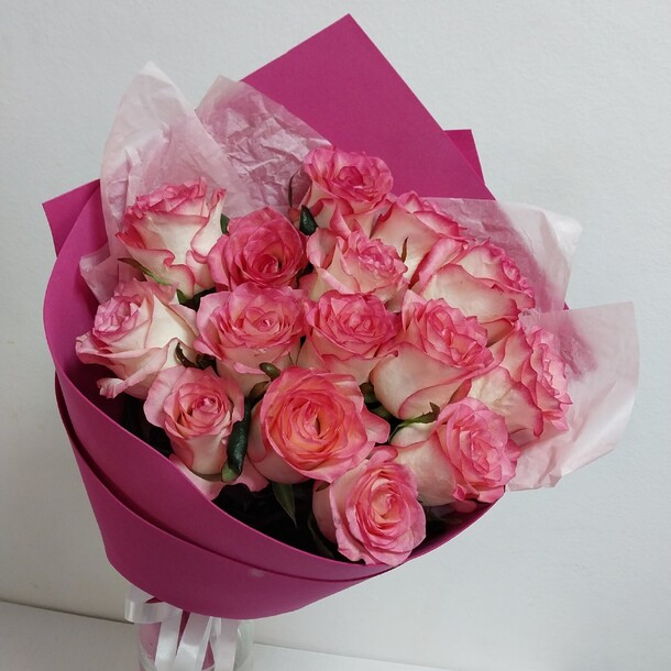 Букет из 15 розовых роз, артикул F1249551 - 4550 рублей, доставка по городу. Flawery - доставка цветов