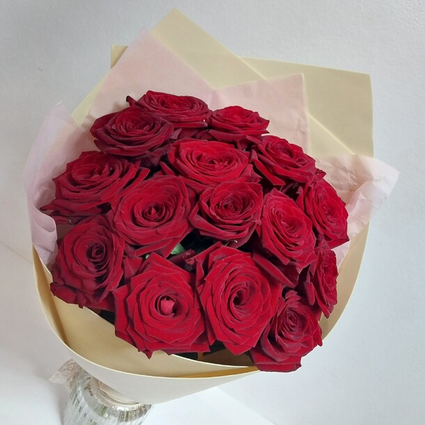Букет из 15 красных роз, артикул F1251296 - 4550 рублей, доставка по городу. Flawery - доставка цветов