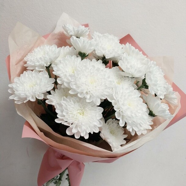 Букет из 5 кустовых хризантем, артикул F1315888 - 2900 рублей, доставка по городу. Flawery - доставка цветов