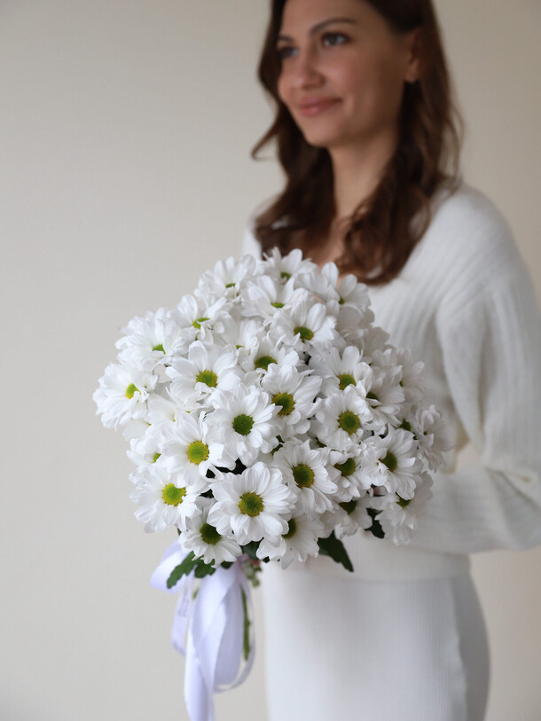 Хризантемы ромашковые в ленту (5 шт), артикул F1402836 - 2400 рублей, доставка по городу. Flawery - доставка цветов