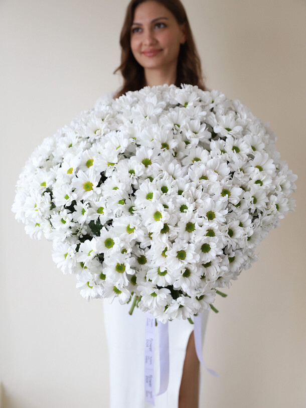 Хризантемы ромашковые в ленту (35 шт), артикул F1402846 - 16850 рублей, доставка по городу. Flawery - доставка цветов