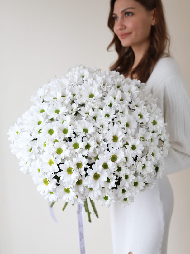 Хризантемы ромашковые в ленту (25 шт), артикул F1402848 - 11550 рублей, доставка по городу. Flawery - доставка цветов