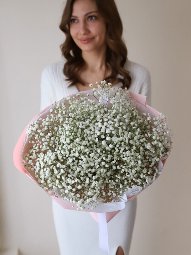 Белая гипсофила в розовом оформлении (7 шт), артикул F1402862 - 3100 рублей, доставка по городу. Flawery - доставка цветов