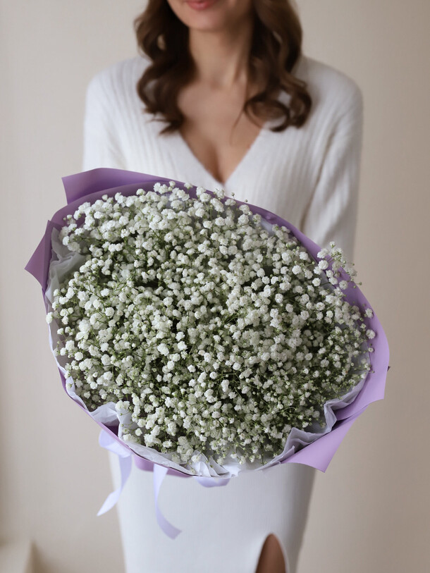 Гипсофила белая в лавандовом оформлении, артикул F1402865 - 2900 рублей, доставка по городу. Flawery - доставка цветов