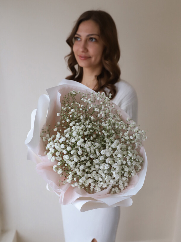 Гипсофила белая в нежном оформлении (3 шт), артикул F1402874 - 1900 рублей, доставка по городу. Flawery - доставка цветов