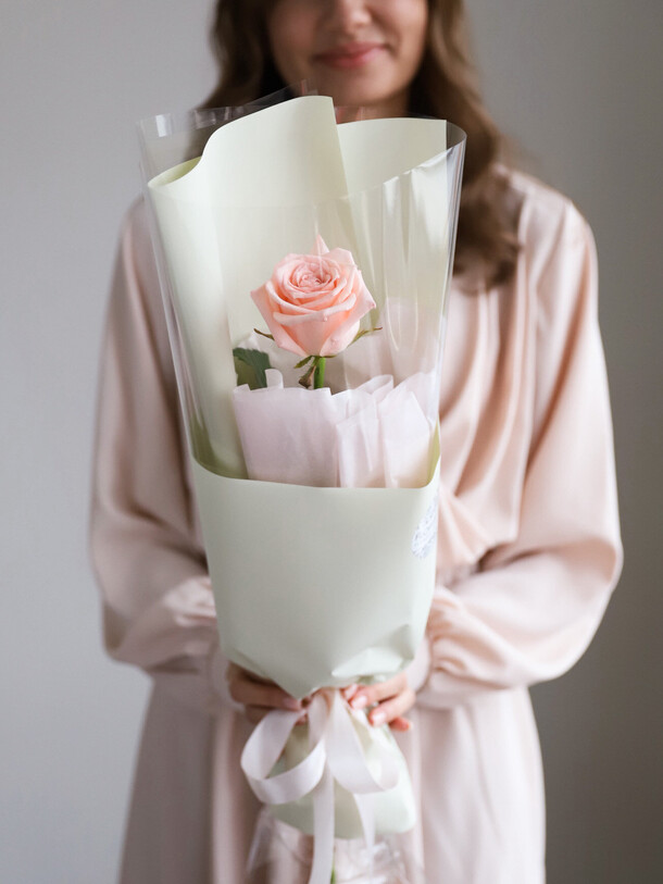 Розовая роза в нежном оформлении, артикул F1402884 - 750 рублей, доставка по городу. Flawery - доставка цветов