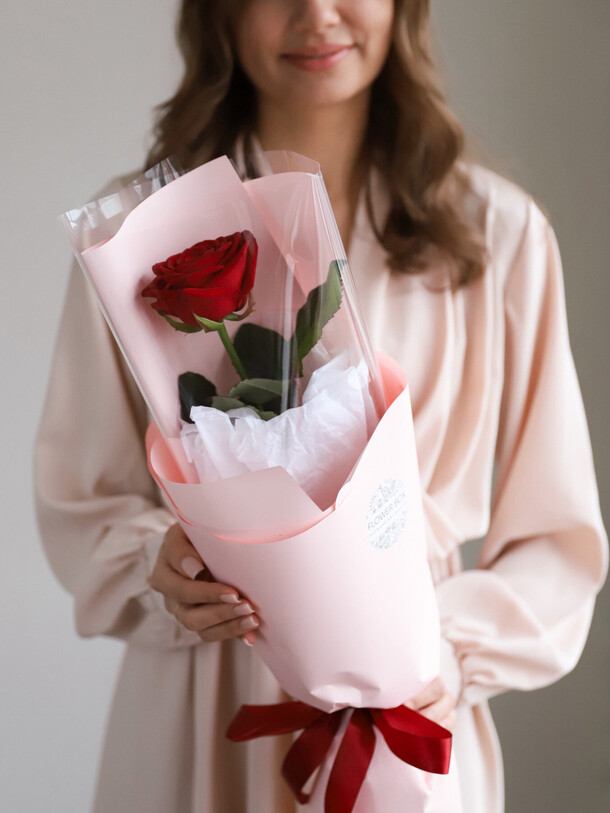 Роза красная в розовом оформлении, артикул F1402886 - 750 рублей, доставка по городу. Flawery - доставка цветов