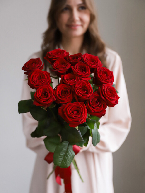 Красные розы в ленту (15 шт), артикул F1402901 - 5100 рублей, доставка по городу. Flawery - доставка цветов