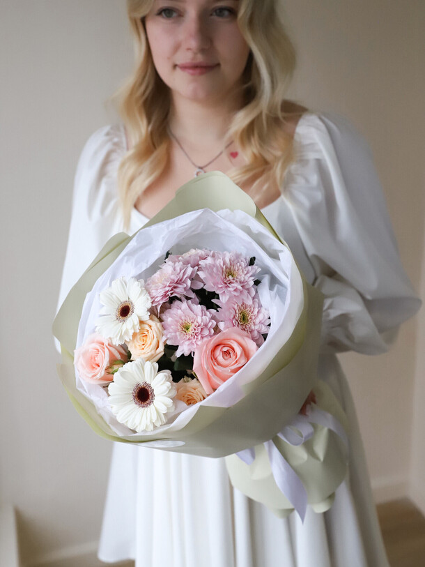 Букет нежный сборный, артикул F1404153 - 2950 рублей, доставка по городу. Flawery - доставка цветов